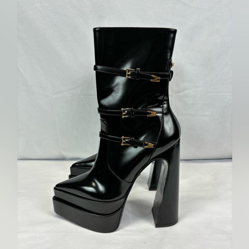 Versace - Aevitas Pointy leather ankle boots